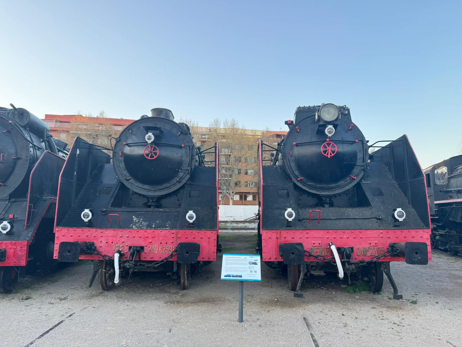 LOCOMOTORAS DE VAPOR 240F-2591 I 240F-2705. RENFE